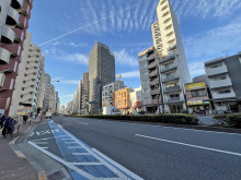 福泉ビル前面の春日通