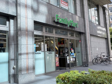 同じ通りにあるファミ