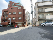 第一ビル前面の通り