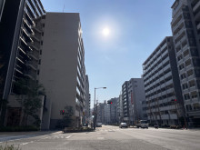 ユニバーサル布引ビル前面の通り