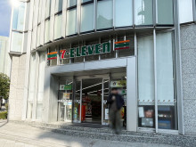 向かいにあるセブンイ