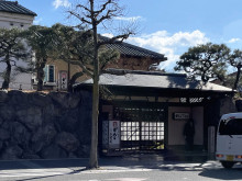 向かいにある和食・懐