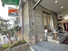 向かいの通りのカフェ