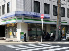 付近のファミリーマー