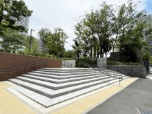 向かいにある東遊園地