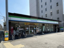 同じ通りにあるファミ