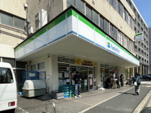 同じ通りにあるファミ