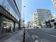 タカクラビル前面の通