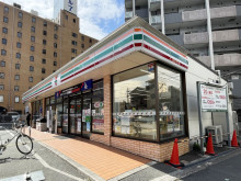 付近のセブン-イレブ