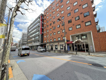 赤坂FSビル前面の赤