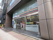 隣接するセブン-イレ
