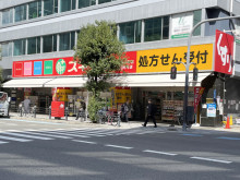 斜め向かいにあるスギ