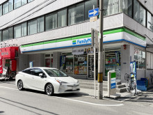 同じ通りにあるファミ