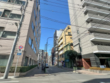 マルイビル前面の通り