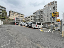 向かいの通りのコイン