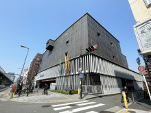 並びにある国立文楽劇場