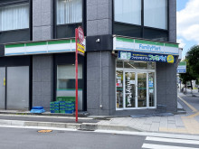 付近のファミリーマー