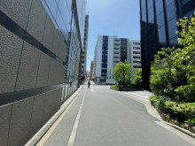 MRCビル前面の通り