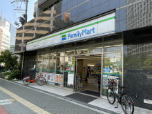 付近のファミリーマー