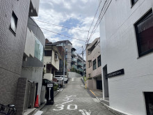 周辺は閑静な住宅街