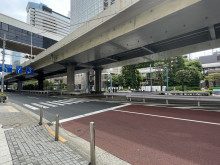 東京フロントテラス前面の通り