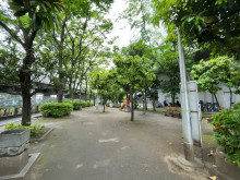 ビル前の明石児童公園