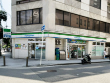 同じ通りにあるファミ