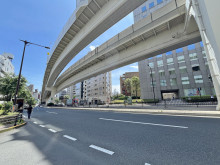 トーシンビル前面の山手通り