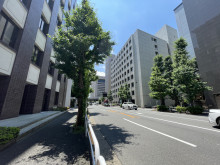 オームビル前面の通り