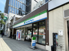 同じ通りにあるファミ