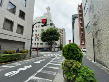 麹町保坂ビル前面の通