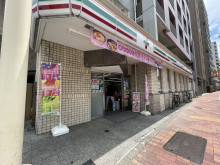 向かいのセブン-イレ