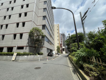 共栄ビル前面の通り