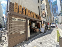 付近には飲食店が充実