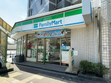 同じ通りにあるファミ