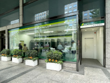 隣にある三井住友銀行