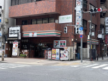 並びのセブン-イレブ