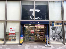 向かいのトモズ 六本