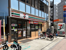 向かいのセブンイレブ