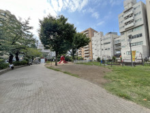 向かいの恵比寿東公園