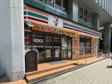 付近のセブン-イレブ