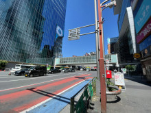 ビル前の明治通り