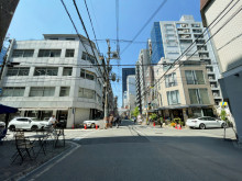 青柳ビル前面の通り