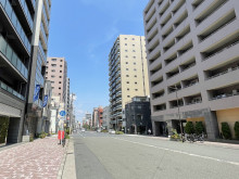 Uビル前面の新堀通り