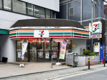 向かいにあるセブン-