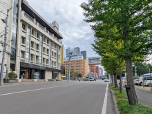 弘安ビル前面の通り