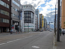 第27桂和ビル前面の南1条通