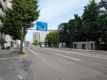 弘成ビル前面の菊水・