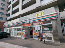 向かいのセブン-イレ