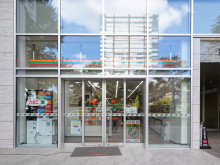 並びのセブン-イレブ